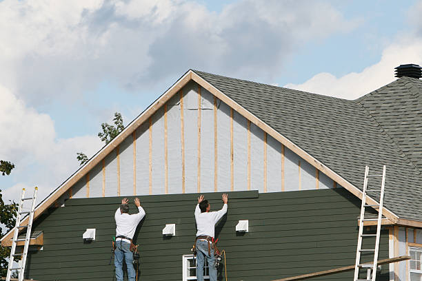 Professional Vinyl Siding technician working in New Hope, OR